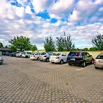 Quatro Ii 250m Od Kupaliska Konukevi 3*