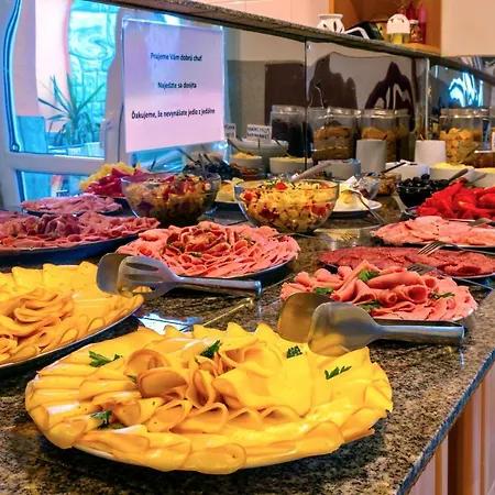 Quatro Ii 250m Od Kupaliska Maison d'hôtes Podhájska