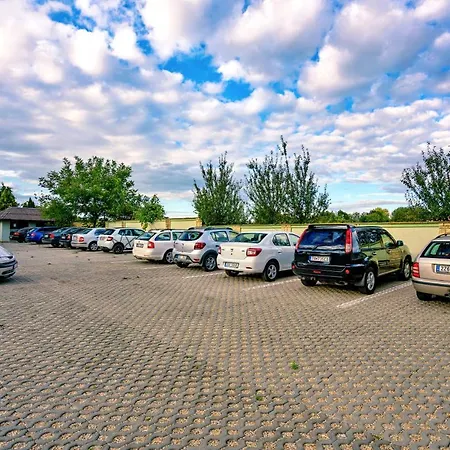 Quatro Ii 250m Od Kupaliska Penzion 3*